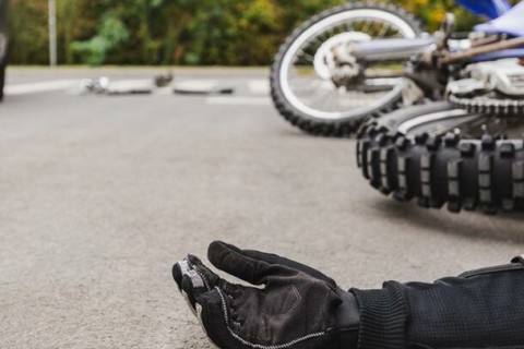 Acidente de Trânsito em Frutal: Desrespeito a Sinal de Pare Resulta em Colisão entre Motocicletas