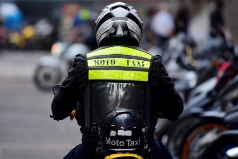 Mototaxista Inabilitado e Passageira Menor de Idade se Envolvem em Acidente