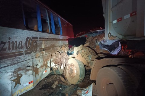 Colisão entre ônibus e caminhão na MG-427 deixa motoristas presos às ferragens
