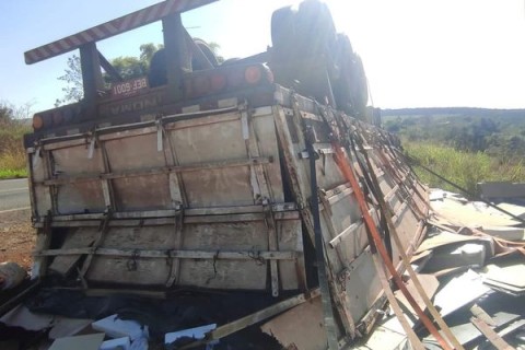 Acidente na MGC 497: Caminhão carregado com móveis tomba em Campina Verde