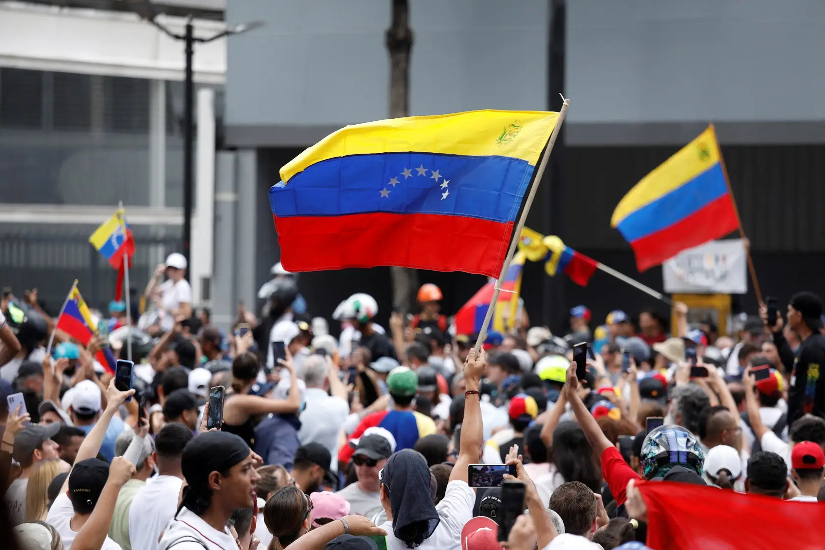 Jovens venezuelanos avaliam possibilidade de sair do país após eleições