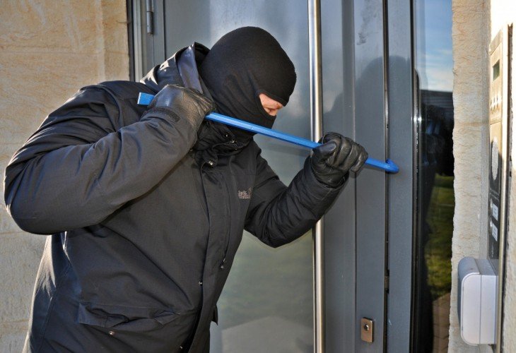 Homem encontra casa invadida e diversos pertences furtados em Frutal