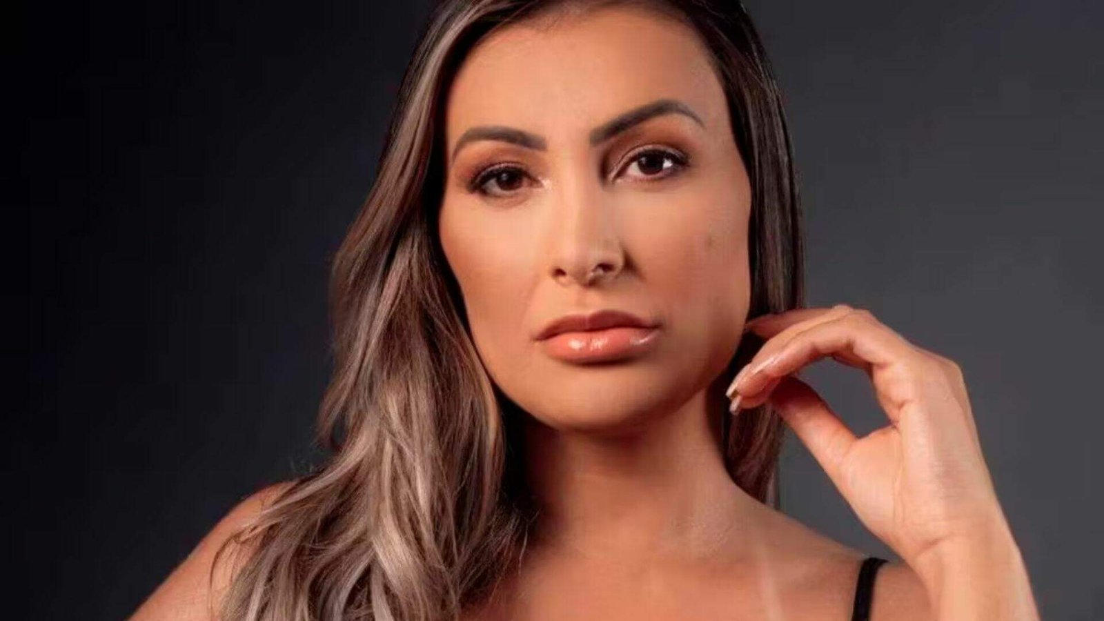 Andressa Urach revela que consegue ‘bater palma’ com a língua bifurcada - Metropolitana FM