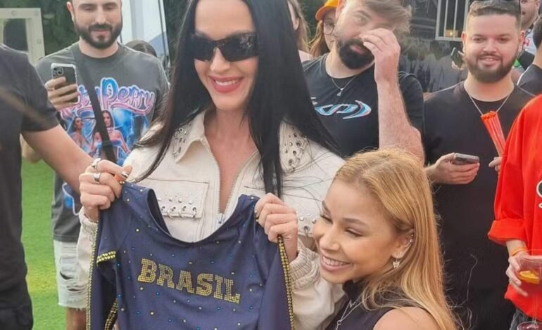 Ginasta Flávia Saraiva presenteia Katy Perry com body do Brasil