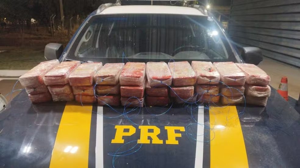 Dupla é presa com 32 kg de cocaína e mercadorias do Paraguai na BR-262