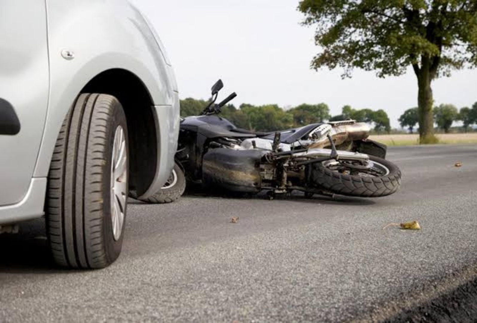 Colisão entre carro e moto deixa motociclista ferida em Frutal