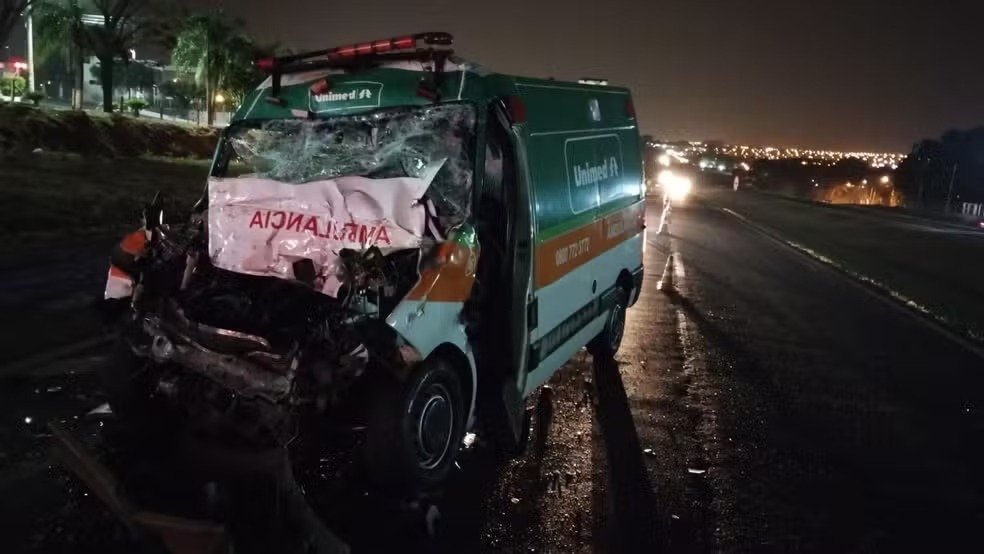 Colisão entre ambulância e caminhão deixa dois gravemente feridos em Mirassol