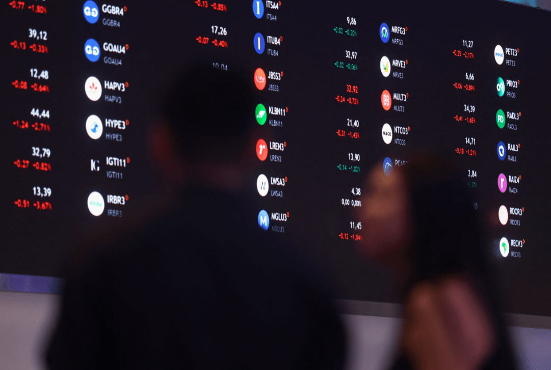 Ibovespa diminui perdas após Fed cortar juros; mercado ainda espera por Copom