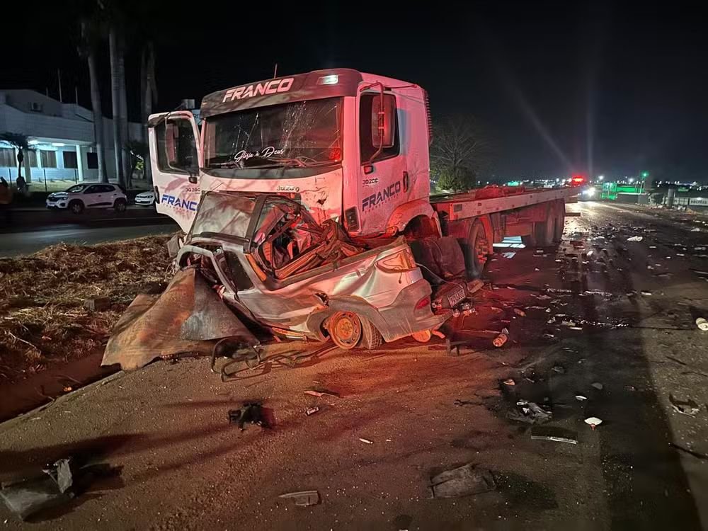 Jovem morre em colisão entre carro e caminhão-guincho na BR-365 em Patos de Minas