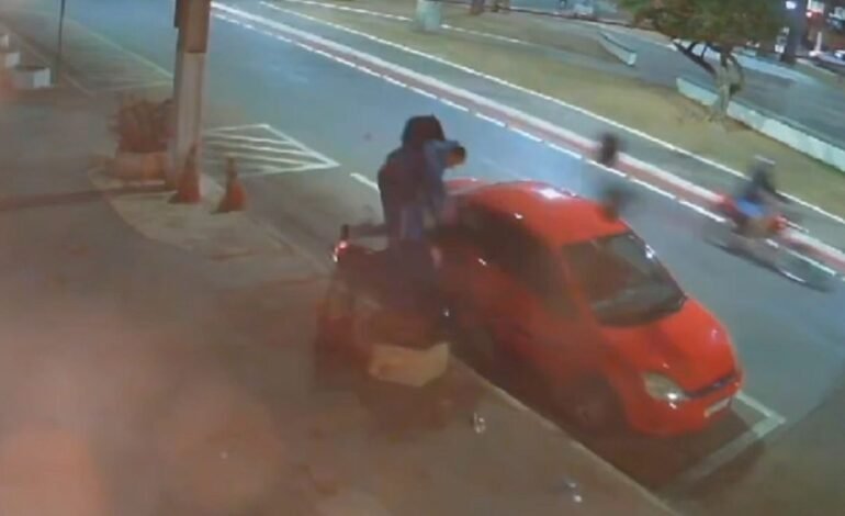 Adolescentes ficam feridos após colisão de moto em carro estacionado no centro de Patos de Minas