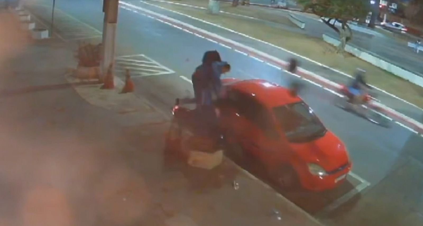 Adolescentes ficam feridos após colisão de moto em carro estacionado no centro de Patos de Minas