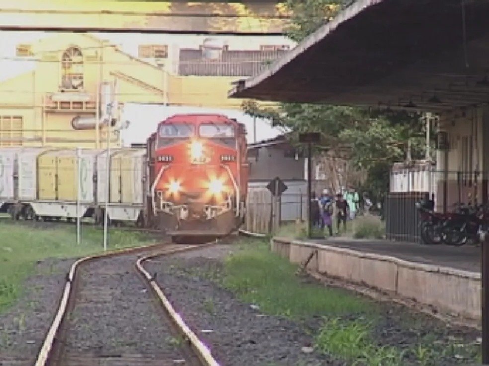 Homem é atropelado por trem ao se sentar na linha férrea em São José do Rio Preto