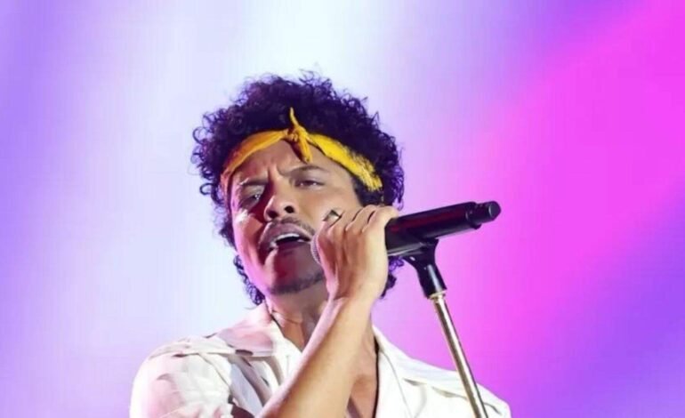 Bruno Mars leva fãs à loucura ao comparecer em Fla-Flu no Maracanã - Metropolitana FM