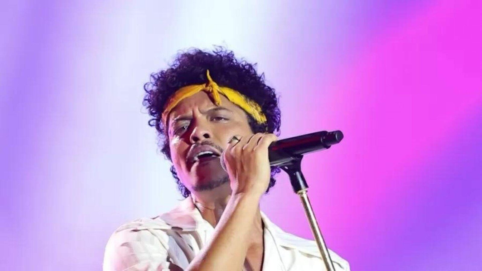 Bruno Mars leva fãs à loucura ao comparecer em Fla-Flu no Maracanã - Metropolitana FM