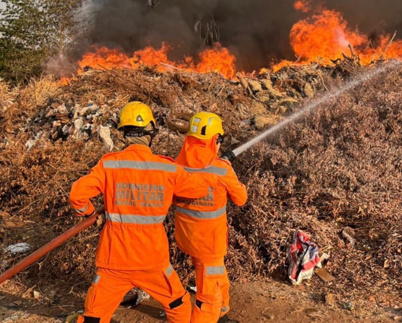 Incêndio de grandes proporções atinge fazendas e lixão em Campina Verde