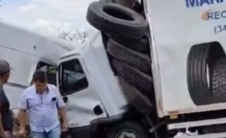 Acidente entre ambulância e caminhão em Minas Gerais deixa cinco mortos