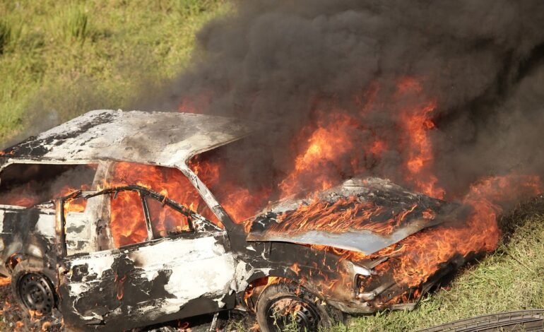 Incêndios em veículos bloqueiam vias em Florianópolis e região