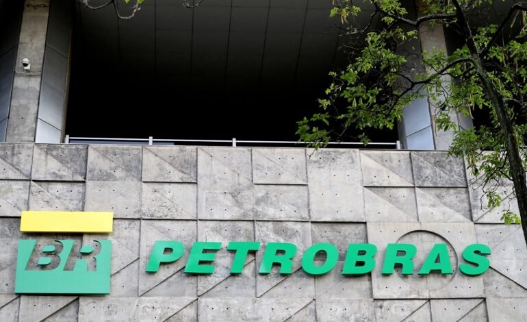 Produção de petróleo da Petrobras (PETR4) no Brasil cai 8,2% no 3º tri