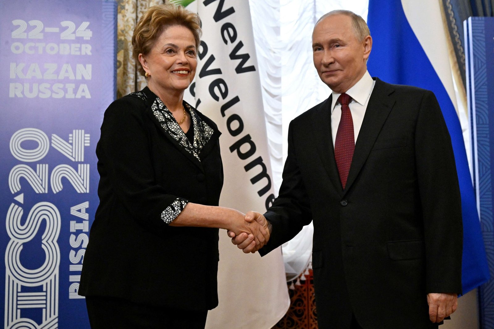 Vladimir Putin e Dilma Rousseff discutem como Banco do BRICS pode mitigar riscos