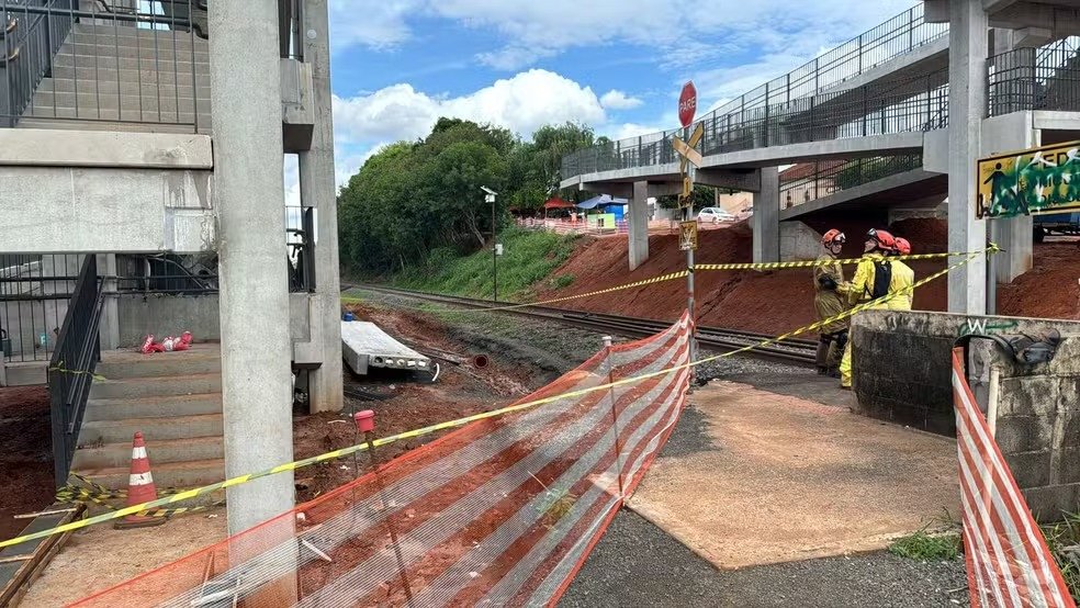 Parte de passarela em construção desaba e deixa quatro feridos em São José do Rio Preto (SP)