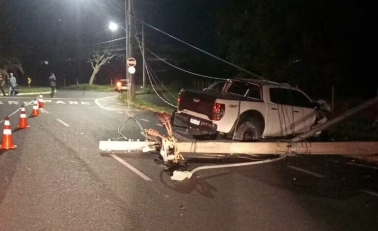 Caminhonete derruba poste e interdita avenida em Uberlândia (MG)