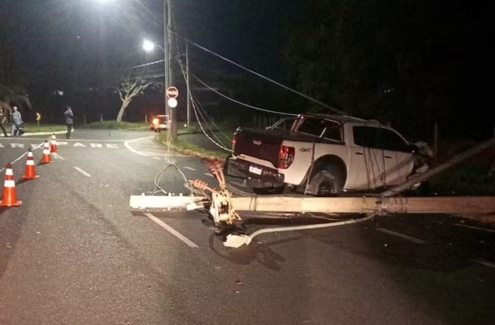 Caminhonete derruba poste e interdita avenida em Uberlândia (MG)