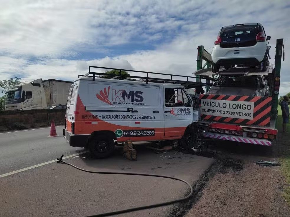 Motorista fica preso às ferragens após colidir com carreta-cegonha na BR-153 em São José do Rio Preto (SP)