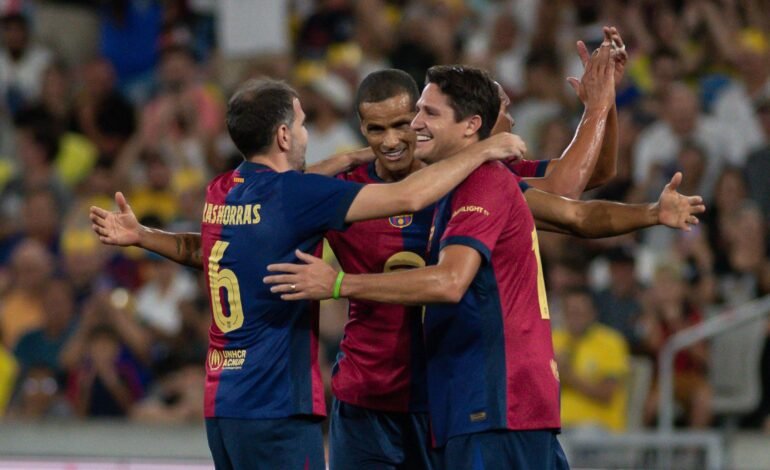 Rivaldo comemora gol pelo Barça Legends.