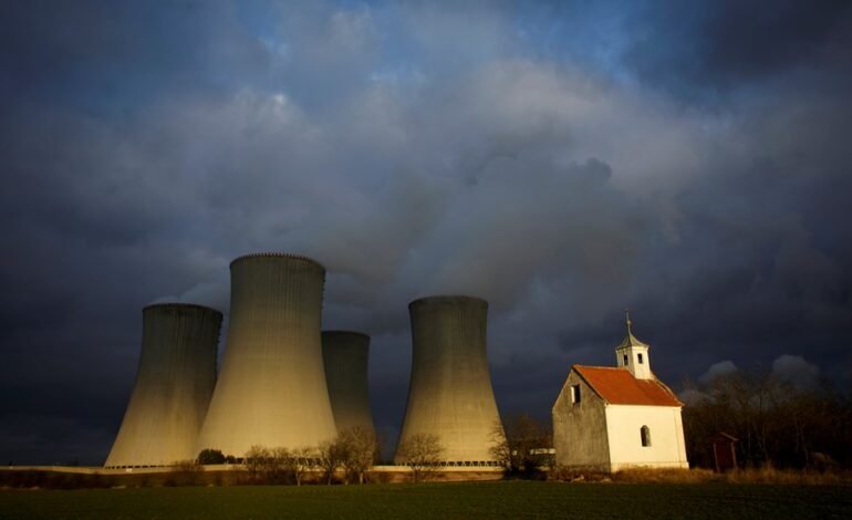 Tabu em discussões sobre clima, energia nuclear vira estrela em ascensão na COP29